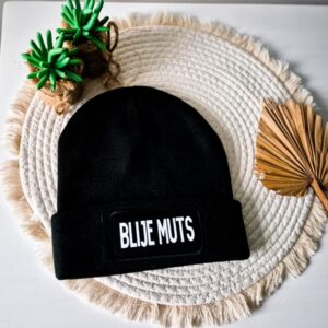 Zwarte unisex muts bedrukt met de tekst: Blije muts.