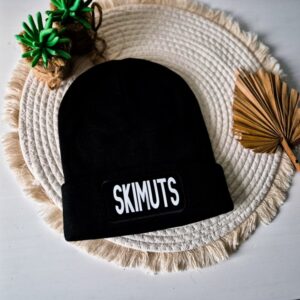 Zwarte unisex muts bedrukt met de tekst: Skimuts