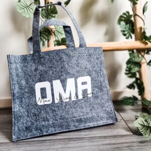 Grijze vilten tas bedrukt met oma en de namen van haar kleinkinderen.
