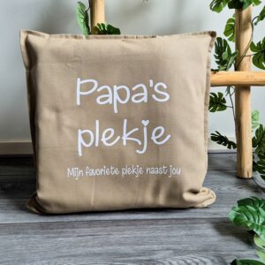 Beige kussen bedrukt met de tekst: Papa's plekje, mijn favoriete plekje naast jou.