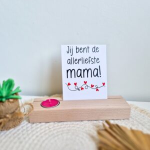 Houten kaarthouder met waxinelicht en een kaartje met de tekst: Jij bent de allerliefste mama
