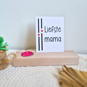 Houten kaarthouder met waxinelicht en een kaartje met de tekst: Liefste mama