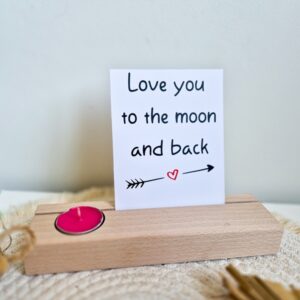 Houten kaarthouder met waxinelicht en een kaartje met de tekst: Love you to the moon and back