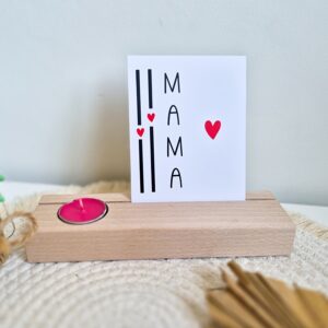Houten kaarthouder met waxinelicht en een kaartje voor mama.