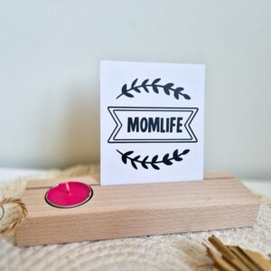 Houten kaarthouder met waxinelicht en een kaartje met de tekst: Momlife