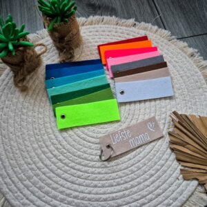 Beige vilten sleutelhanger bedrukt met liefste mama.