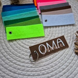 Bruine vilten sleutelhanger bedrukt met OMA en haar naam.