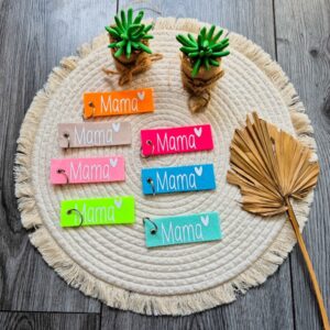 Vilten sleutelhanger in verschillende kleuren bedrukt met de tekst mama