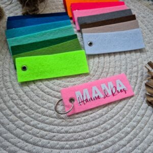 Roze vilten sleutelhanger bedrukt met MAMA en de naam van haar kinderen.