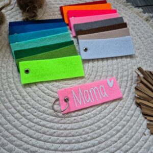 Roze vilten sleutelhanger bedrukt met mama.