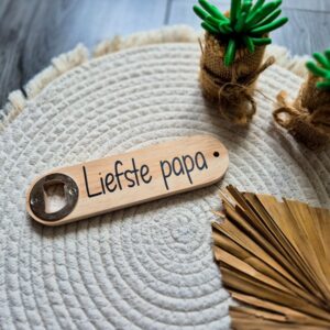 Houten bieropener bestickerd met de tekst: Liefste papa.