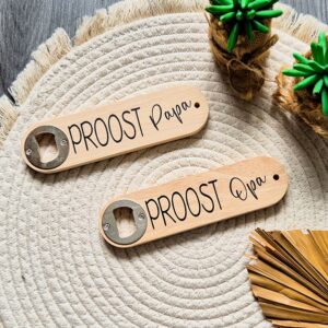Houten bieropener bestickerd met de tekst: Proost papa of Proost opa.