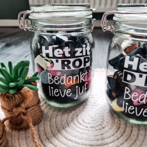 Gevulde snoeppot met de tekst: Het zit d'rop.
