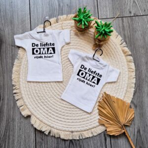 Wit auto t-shirt met zuignap bedrukt met de tekst: De liefste oma rijdt hier!