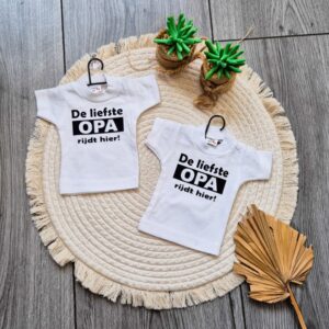 Wit auto t-shirt met zuignap bedrukt met de tekst: De liefste opa rijdt hier!