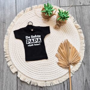 Zwart auto t-shirt met zuignap bedrukt met de tekst: De liefste papa rijdt hier!