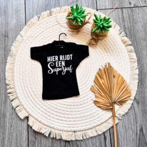 Zwart auto t-shirt met zuignap bedrukt met de tekst: Hier rijdt een superjuf.