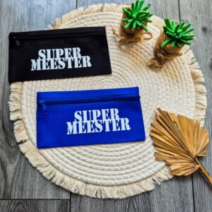 Etui's in twee kleuren bedrukt met de tekst: Super meester.