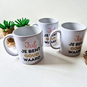 Mok bedrukt met de tekst: Juf je bent goud waard.