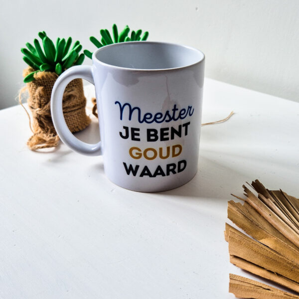 Mok bedrukt met de tekst: Meester je bent goud waard.