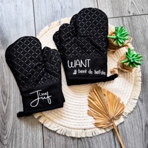 Set van twee zwarte ovenwanten bedrukt met de tekst: Lieve lief, WANT jij bent de liefste.