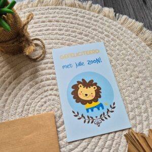 Wenskaart met een schattige leeuw om de ouders te feliciteren met de geboorte van hun zoon.