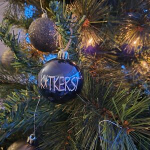 Donker blauwe kerstbal met de tekst: K*Tkerst.