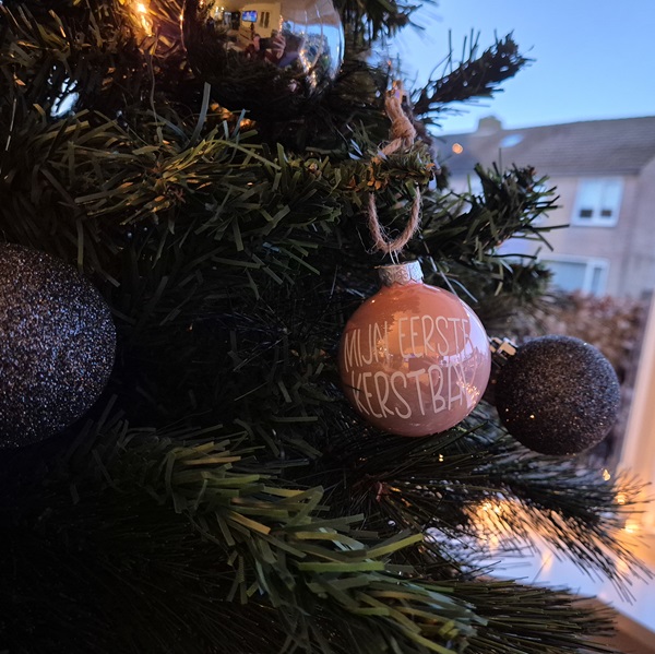 Roze kerstbal met de tekst: Mijn eerste kerstbal