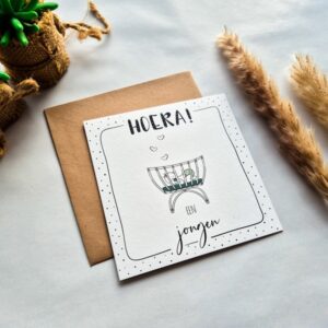 Een felicitatiekaart voor de geboorte met de tekst 'Hoera een jongen'.