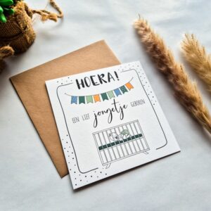 Een felicitatiekaart voor de geboorte met de tekst 'Hoera een lief jongetje geboren'.