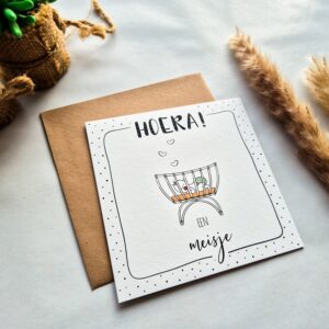 Een felicitatiekaart voor de geboorte met de tekst 'Hoera een meisje'.
