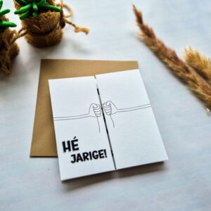 Een dubbelzijdige verjaardagskaart met de tekst He jarige, Van harte gefeliciteerd met je verjaardag.