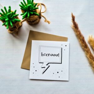 Een dubbelzijdige verjaardagskaart met de tekst Hoera.