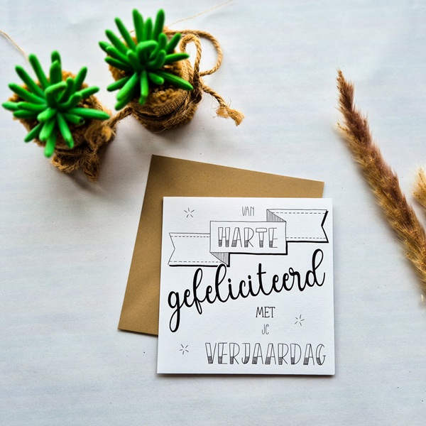 Een dubbelzijdige verjaardagskaart met de tekst Van harte gefeliciteerd met je verjaardag.