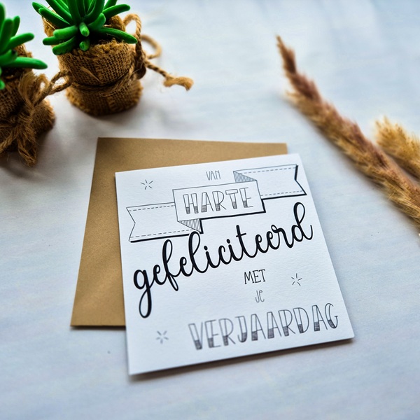Een dubbelzijdige verjaardagskaart met de tekst Van harte gefeliciteerd met je verjaardag.
